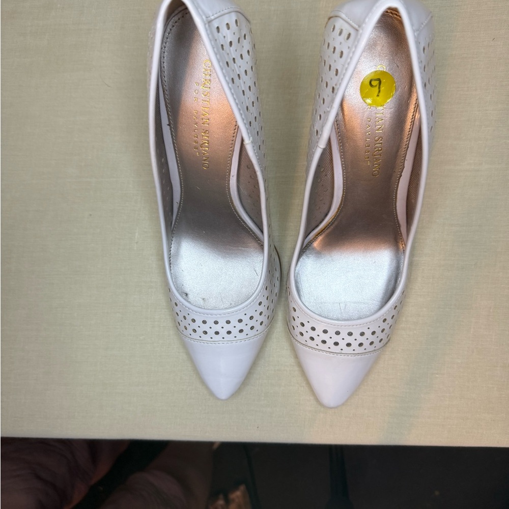 Stunning Christian Siriano Cream Pumps with Cut-Out Accents - 9 - EUC